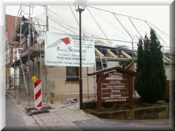 Reparaturarbeiten an einem älteren Dach