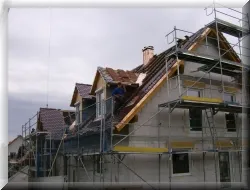 Dachdeckung mit Tonziegeln auf einem Wohnhaus