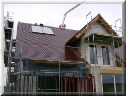 Gebäudefassade mit neuer Blechverkleidung