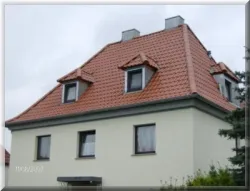 Neueindeckung eines Steildachs mit Dachziegeln